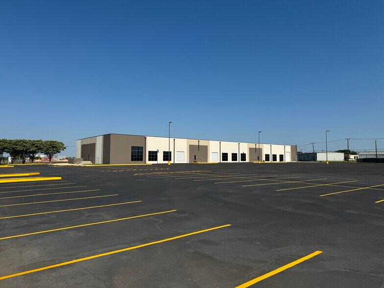 902 N Twin Creek Dr, Killeen, TX for lease - Building Photo - Image 1 of 6