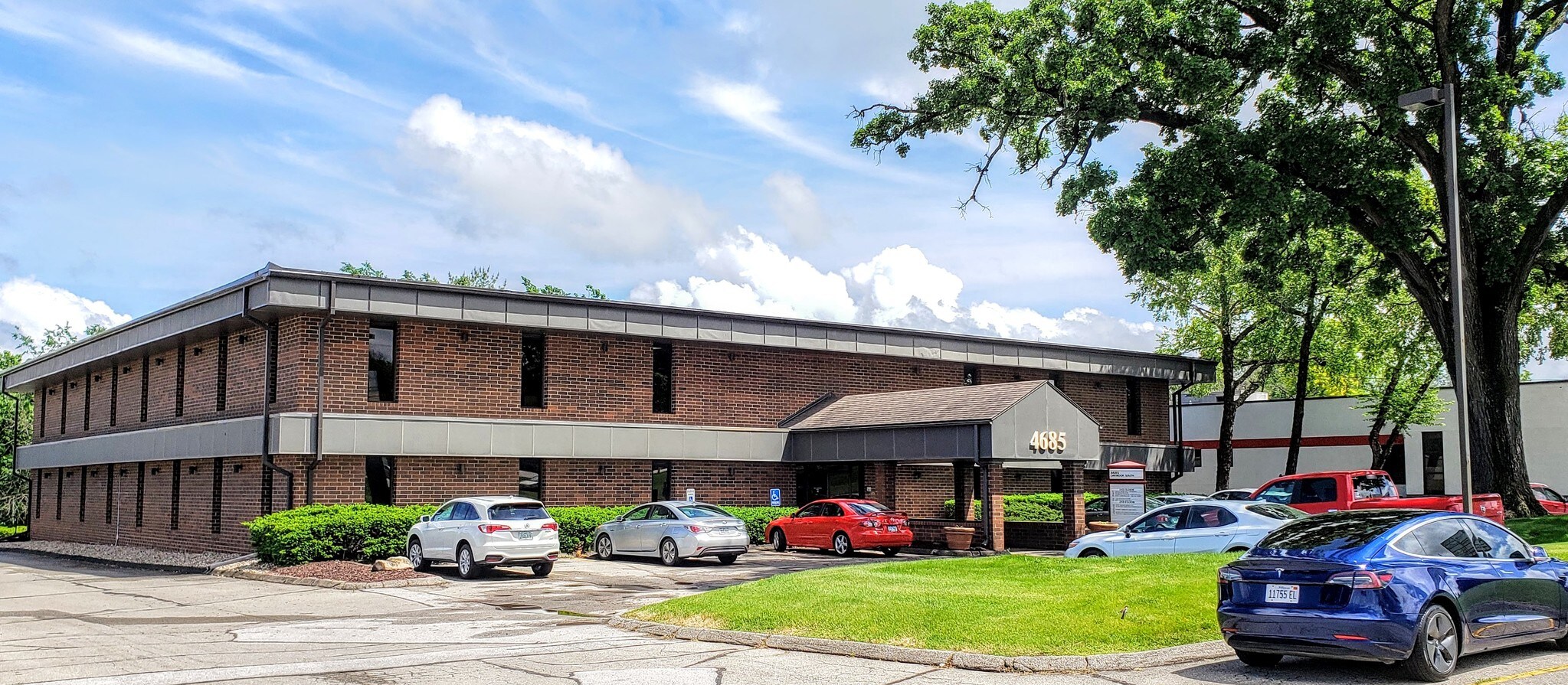 4685 Merle Hay Rd, Des Moines, IA for lease Building Photo- Image 1 of 4