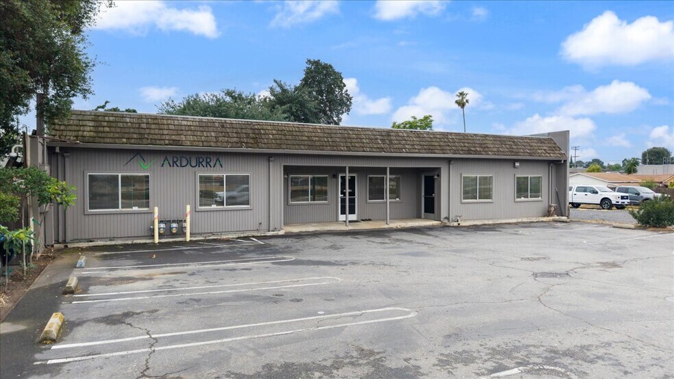 440 S Yosemite Ave, Oakdale, CA à vendre - Photo du bâtiment - Image 2 de 47