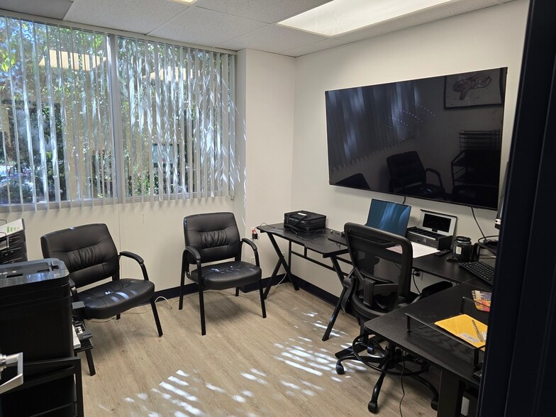 2220 Lynn Rd, Thousand Oaks, CA for lease - Interior Photo - Image 3 of 14