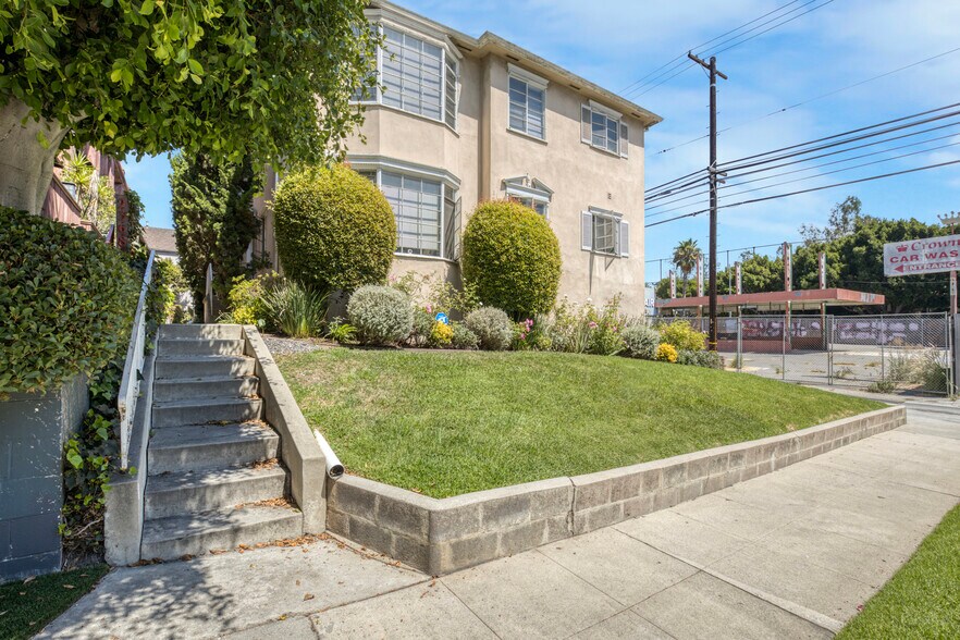2372-2374 S Beverly Glen Blvd, Los Angeles, CA à vendre - Photo du bâtiment - Image 1 de 17