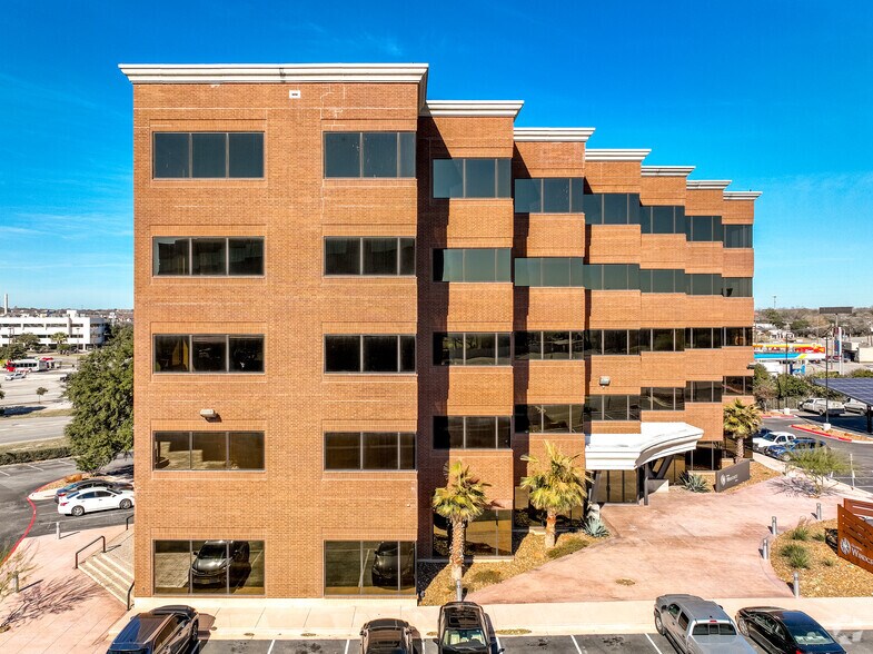 8940 Fourwinds Dr, San Antonio, TX à louer - Photo du bâtiment - Image 3 de 23