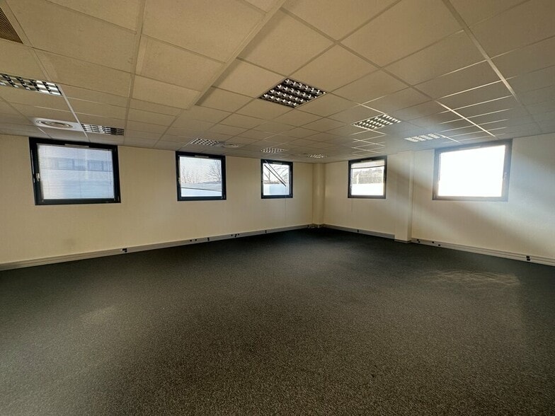 Office in Entzheim for lease - Interior Photo - Image 3 of 9