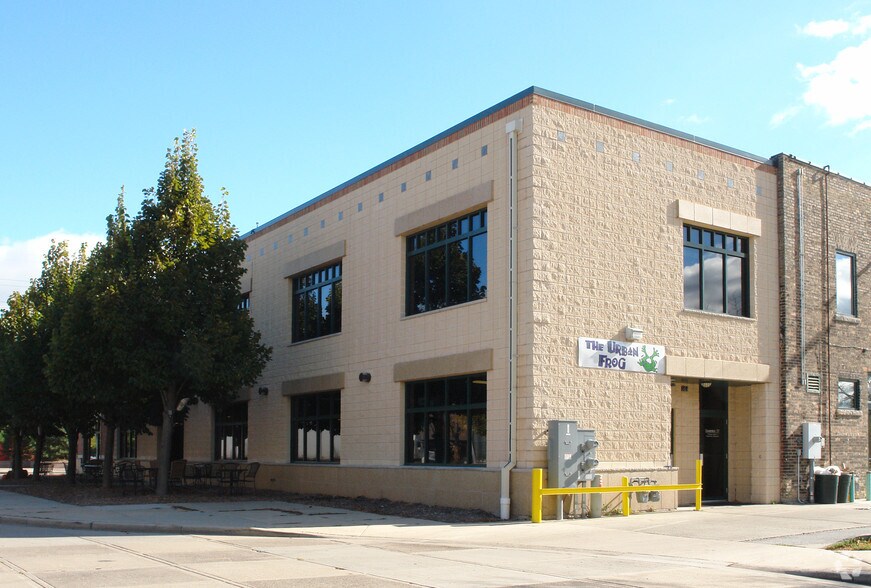 163 N Broadway, Green Bay, WI à louer - Photo du bâtiment - Image 2 de 15