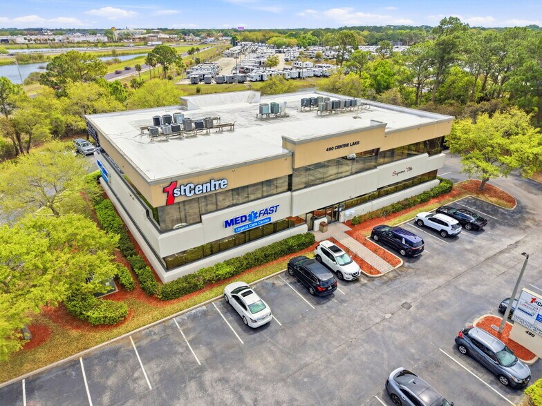 490 Centre Lake Dr NE, Palm Bay, FL à louer - Photo du bâtiment - Image 3 de 18
