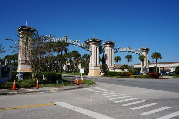 8390 Champions Gate Blvd, Davenport, FL à louer - Photo du bâtiment - Image 2 de 5