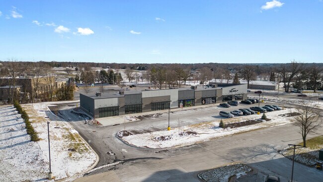 Plus de détails pour 2570 Middle, Bettendorf, IA - Commerce de détail à louer