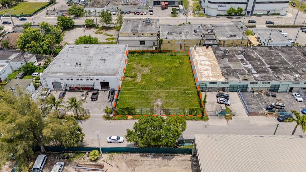 7401 NE 1st Pl, Miami, FL for lease - Building Photo - Image 3 of 6