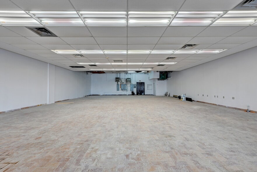 100-120 Rue du Barry, Kirkland, QC for lease - Interior Photo - Image 2 of 25