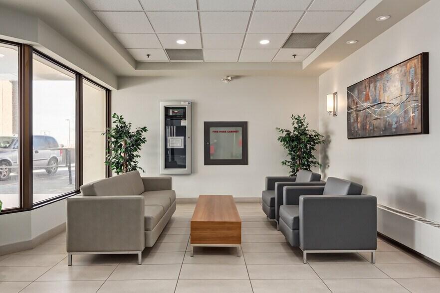 2710 17th Ave SE, Calgary, AB à louer - Hall d’entrée - Image 3 de 9