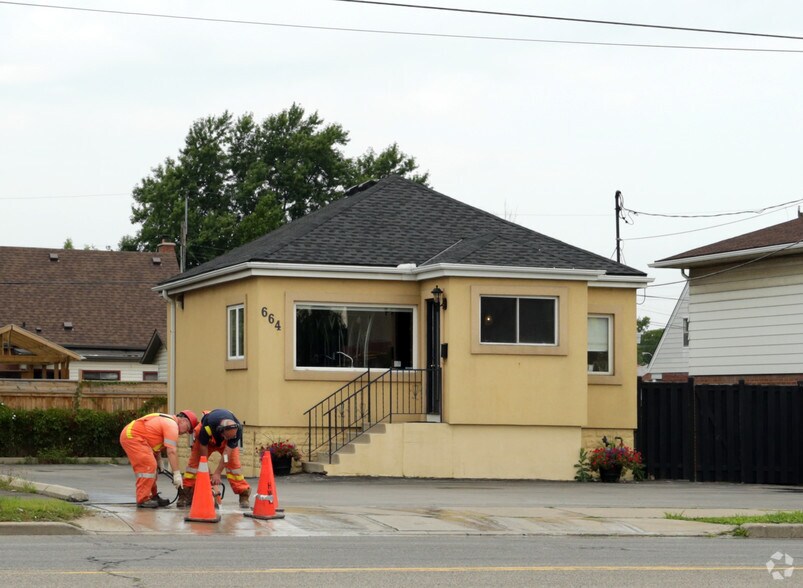 664 Upper James St, Hamilton, ON à vendre - Photo du bâtiment - Image 2 de 6