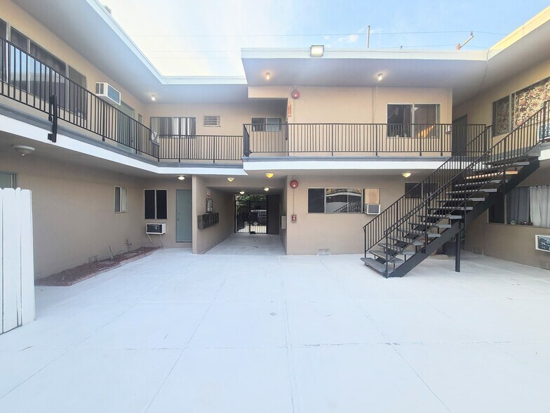 14696 Rayen St, Panorama City, CA à vendre - Photo du bâtiment - Image 2 de 12