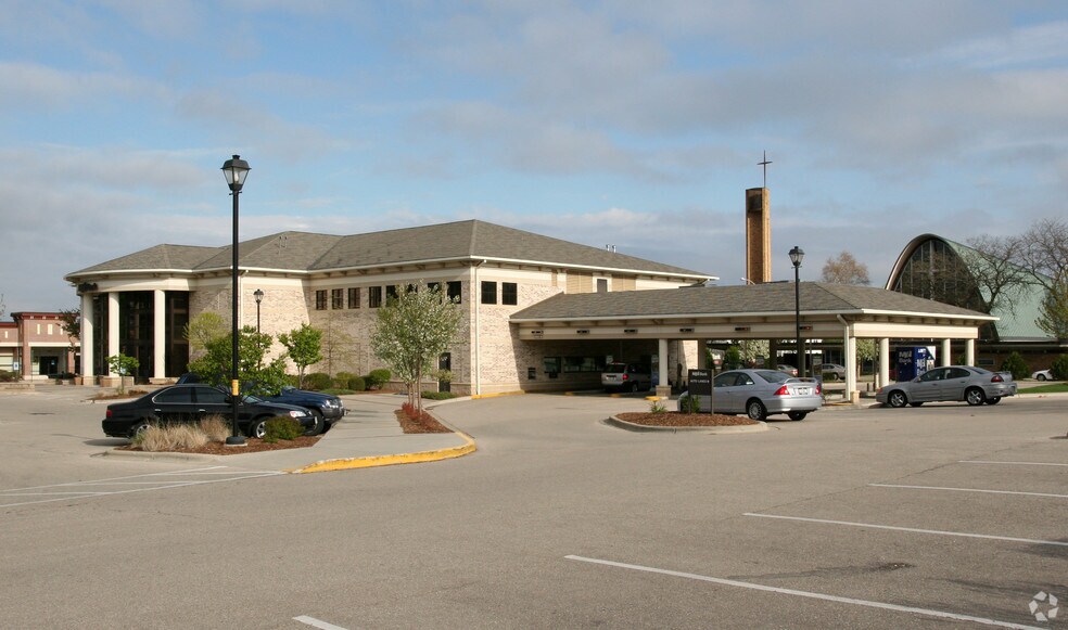 7447 University Ave, Middleton, WI à louer - Photo du bâtiment - Image 3 de 4