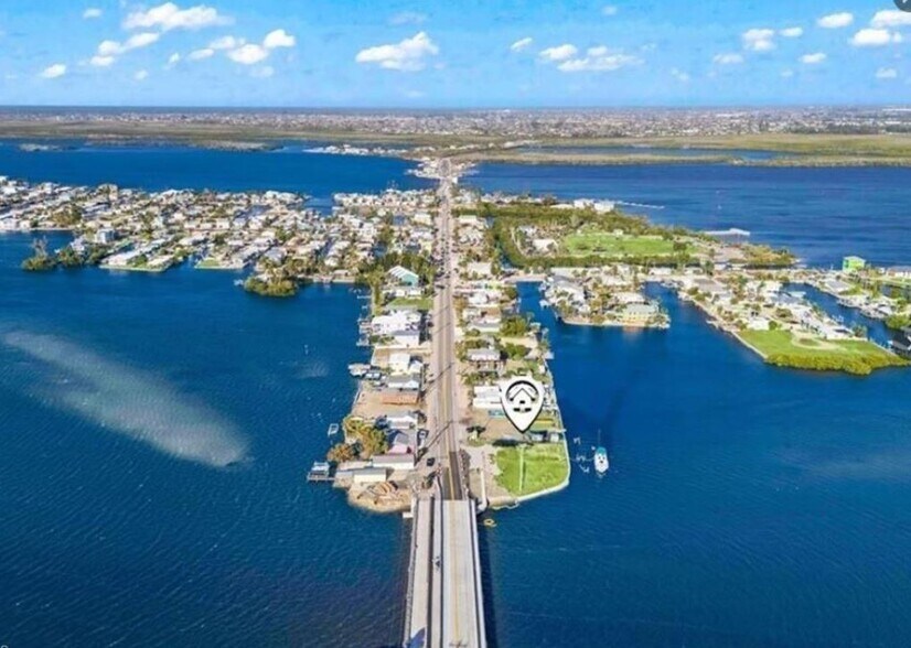 4767 Pine Island Rd NW, Matlacha, FL à vendre - Photo du bâtiment - Image 2 de 12