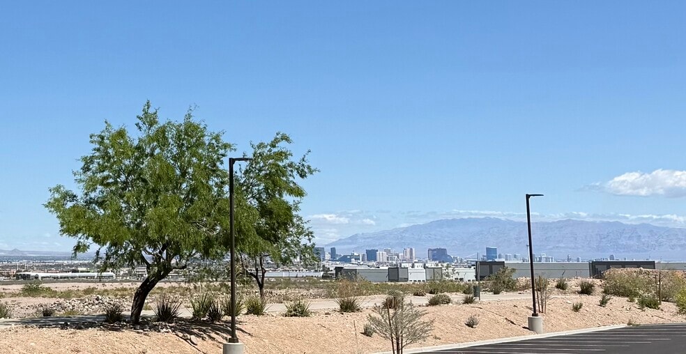 1301 Seven Hills Dr, Henderson, NV à louer - Photo du bâtiment - Image 3 de 7
