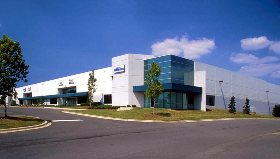 2217 Distribution Center Dr, Charlotte, NC à louer - Photo du bâtiment - Image 1 de 11