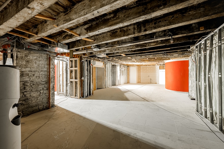 222 Rue Notre-Dame O, Montréal, QC for lease - Building Photo - Image 2 of 5