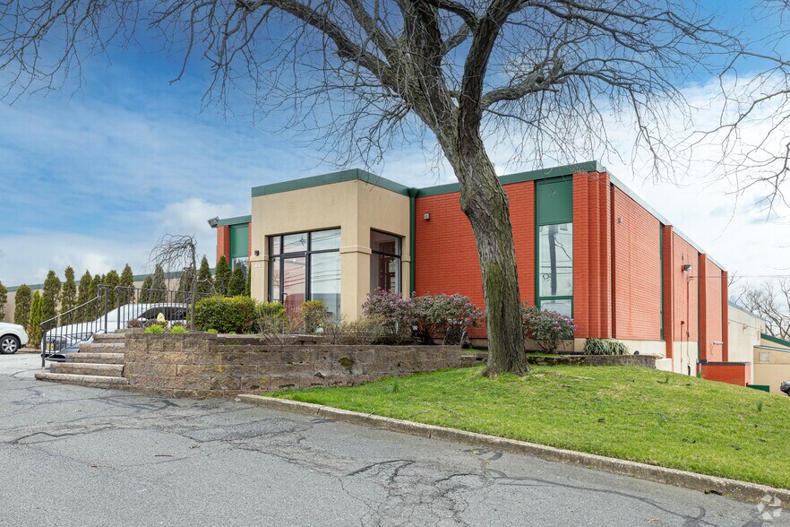 480 Mundet Pl, Hillside, NJ à vendre - Photo du bâtiment - Image 1 de 44