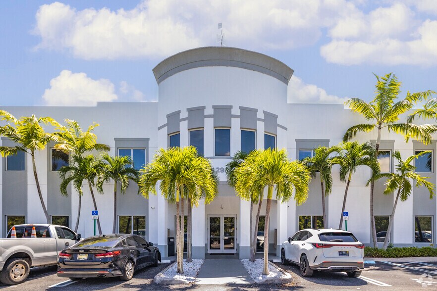 12985 SW 130th Ct, Miami, FL à louer - Photo du bâtiment - Image 3 de 14