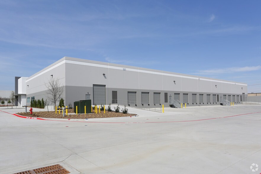 910 S Freeport Pky, Coppell, TX à louer - Photo du bâtiment - Image 3 de 7