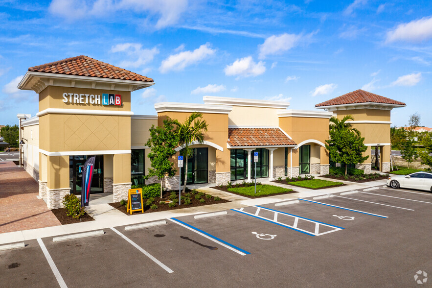 19521 Highland Oaks Dr, Estero, FL for lease - Primary Photo - Image 1 of 6