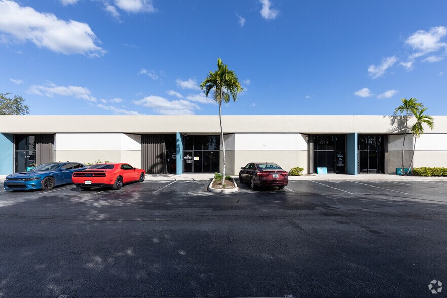 13501 SW 128th St, Miami, FL à louer - Photo du bâtiment - Image 2 de 3
