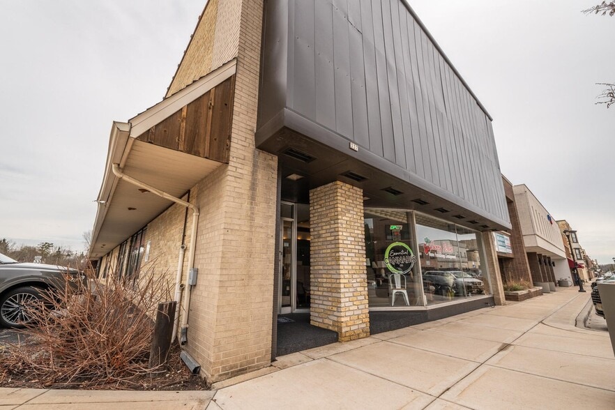 337 N Main St, West Bend, WI for lease - Building Photo - Image 3 of 4