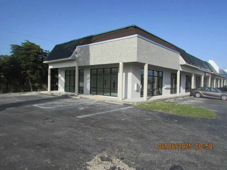 17230-17250 S Tamiami Trl, Fort Myers, FL à louer - Photo du bâtiment - Image 1 de 19