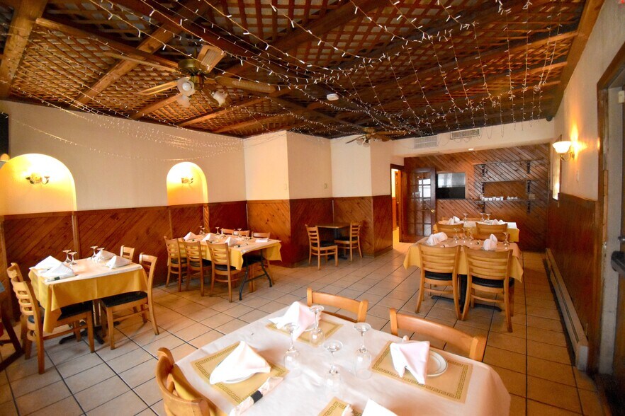 2132 Jericho Tpke, Garden City Park, NY à louer - Photo du bâtiment - Image 2 de 5