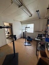 307 Mansfield Pl, North Vancouver, BC for lease Interior Photo- Image 2 of 4