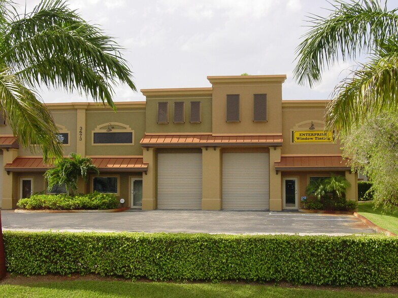 3673 Exchange Ave, Naples, FL à louer - Photo du bâtiment - Image 1 de 5