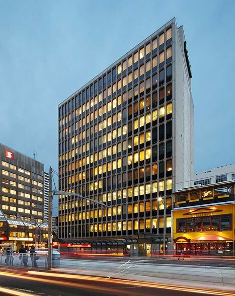 1 St Clair Ave W, Toronto, ON à louer - Photo du bâtiment - Image 2 de 11