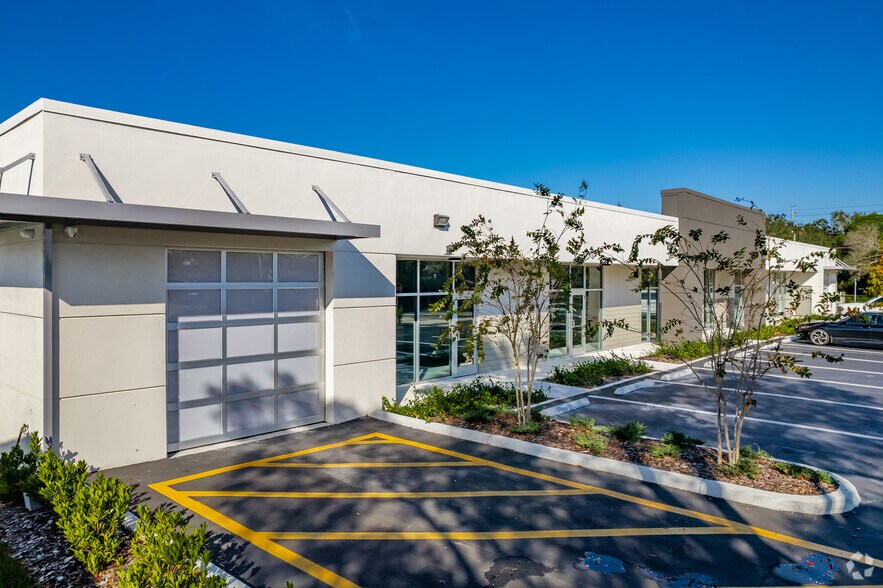 161 Douglas Rd W, Oldsmar, FL à louer - Photo du bâtiment - Image 2 de 6