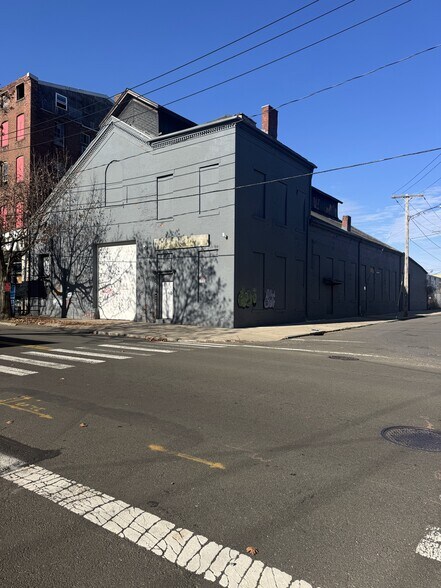 419 Chapel St, New Haven, CT à louer - Photo du bâtiment - Image 3 de 12