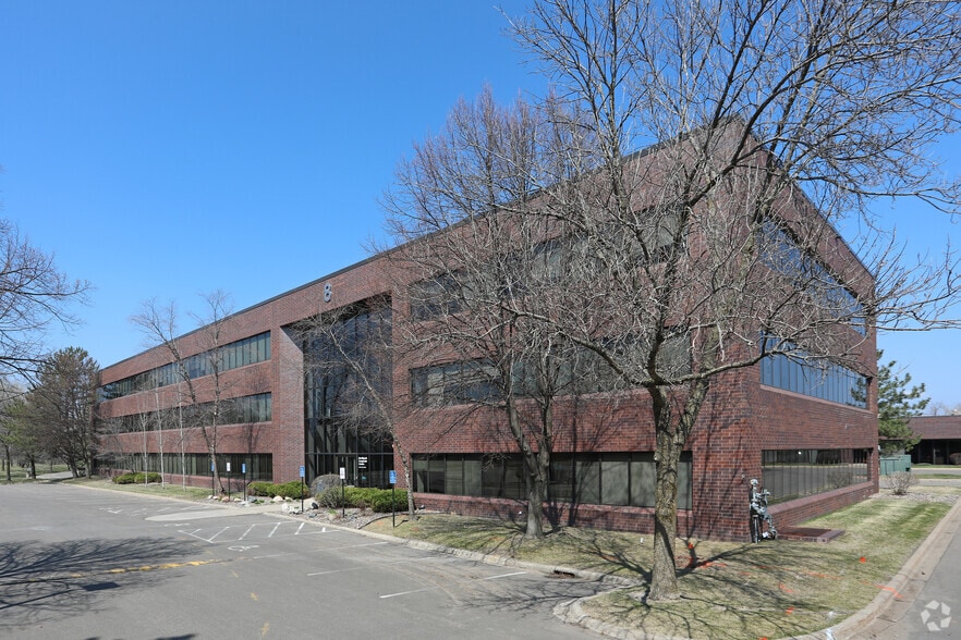 8 Pine Tree Dr, Arden Hills, MN for sale - Primary Photo - Image 1 of 4