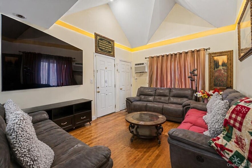 2465 45th St, Astoria, NY à vendre - Photo du bâtiment - Image 3 de 3