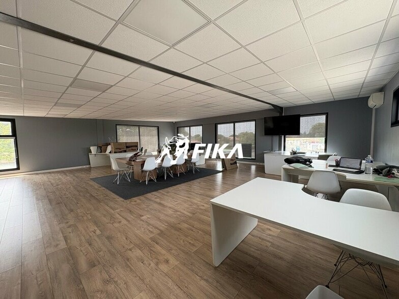 98 Route De Fronton, Fonbeauzard for lease - Interior Photo - Image 2 of 4