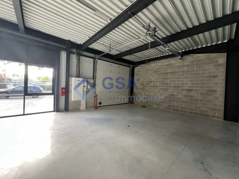 Flex in Bondoufle for lease - Interior Photo - Image 3 of 5