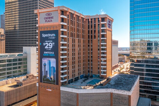 More details for 1015 Elm St, Dallas, TX - Hospitality for Sale