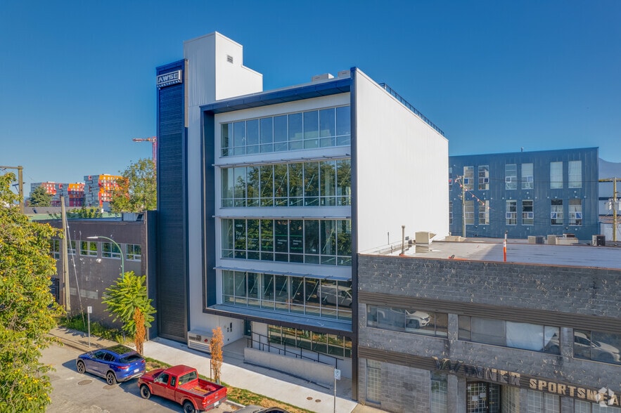 1215 Frances St, Vancouver, BC à louer - Photo du bâtiment - Image 2 de 8