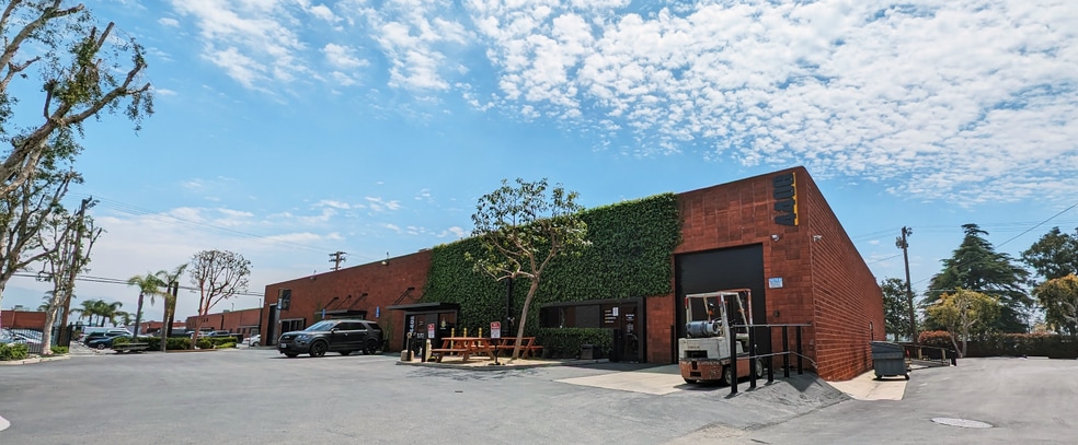 4510 W Vanowen St, Burbank, CA for lease - Primary Photo - Image 1 of 29