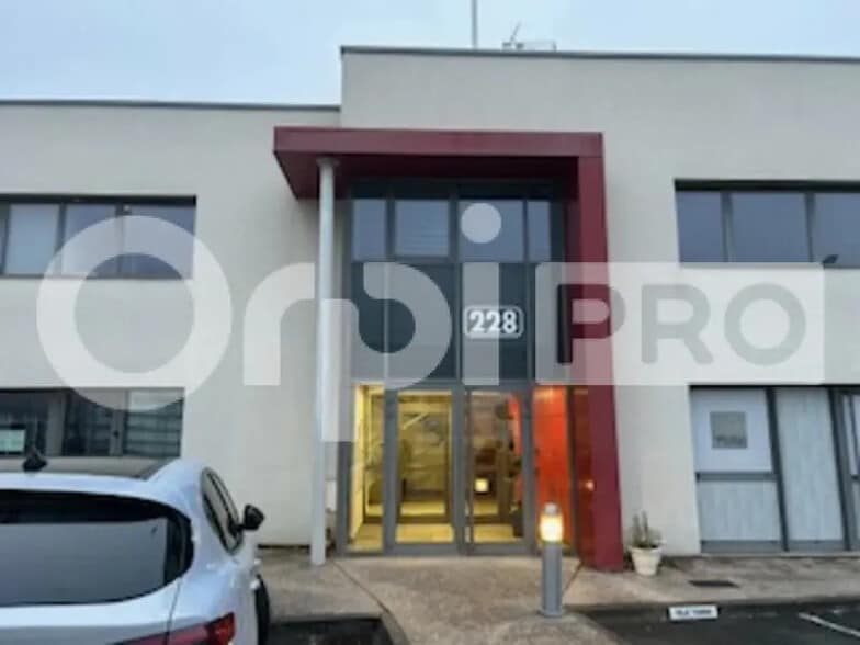 Office in Limas for lease - Building Photo - Image 1 of 8