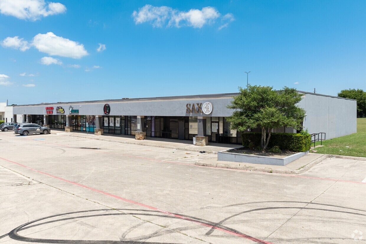 4099-4111 W Camp Wisdom Rd, Dallas, TX à louer Photo du bâtiment- Image 1 de 16
