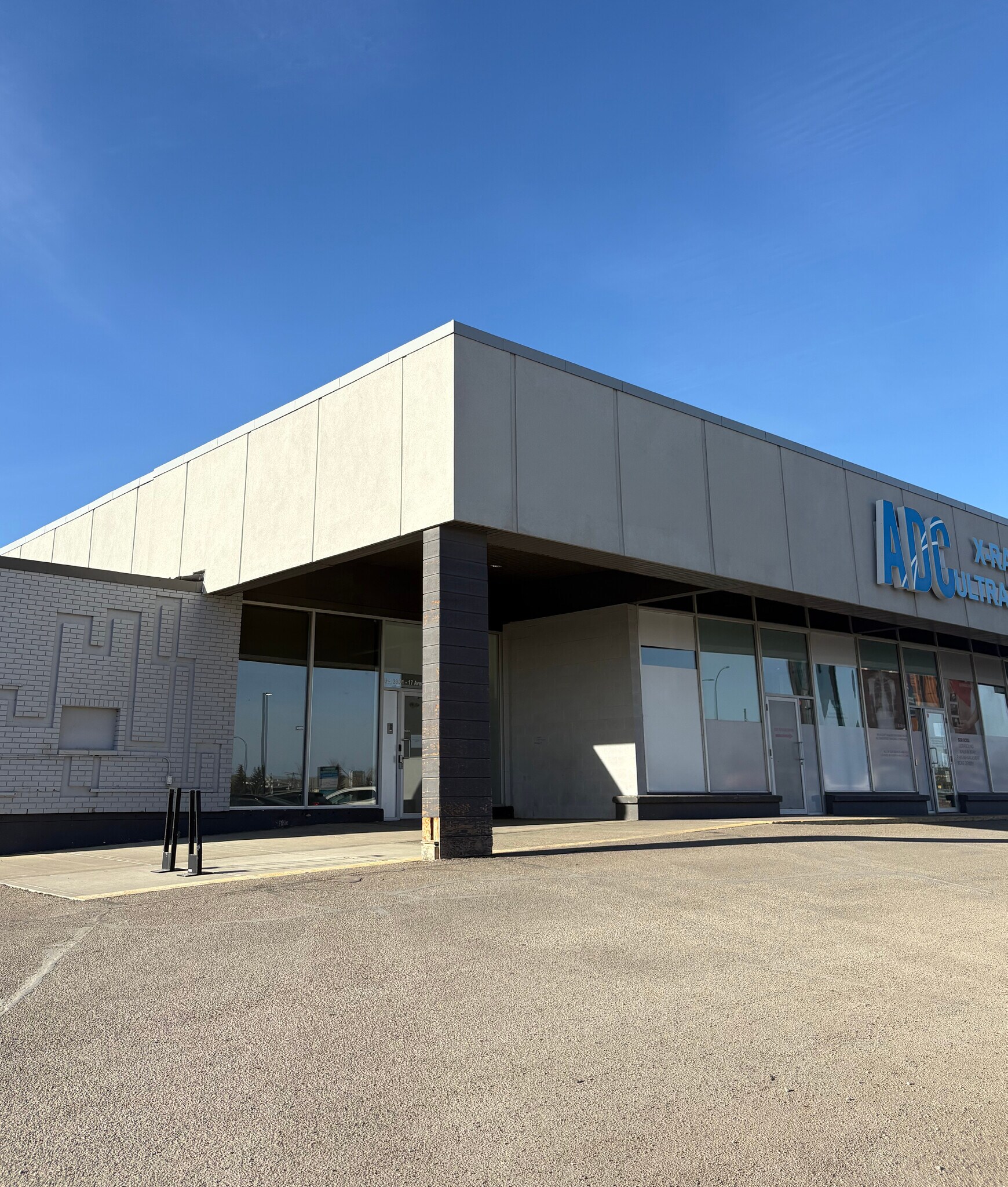 3301 17th Ave SE, Calgary, AB à louer Photo du bâtiment- Image 1 de 7