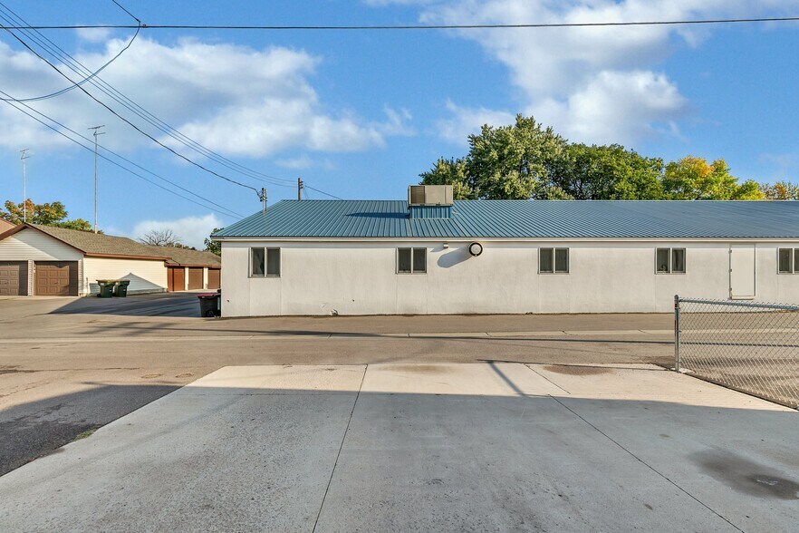 531 Railroad Ave, Albany, MN à vendre - Photo du bâtiment - Image 2 de 28