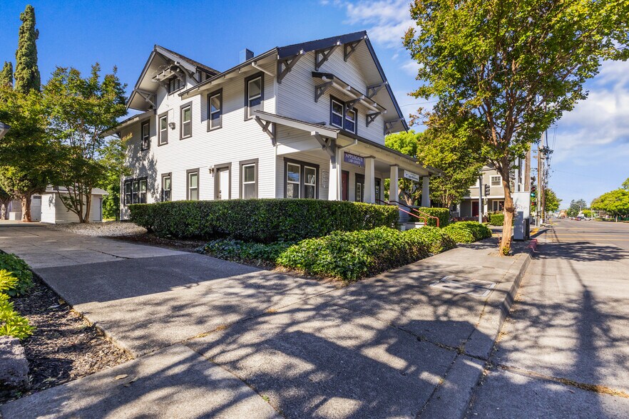 700 College Ave, Santa Rosa, CA à vendre - Photo du bâtiment - Image 2 de 28