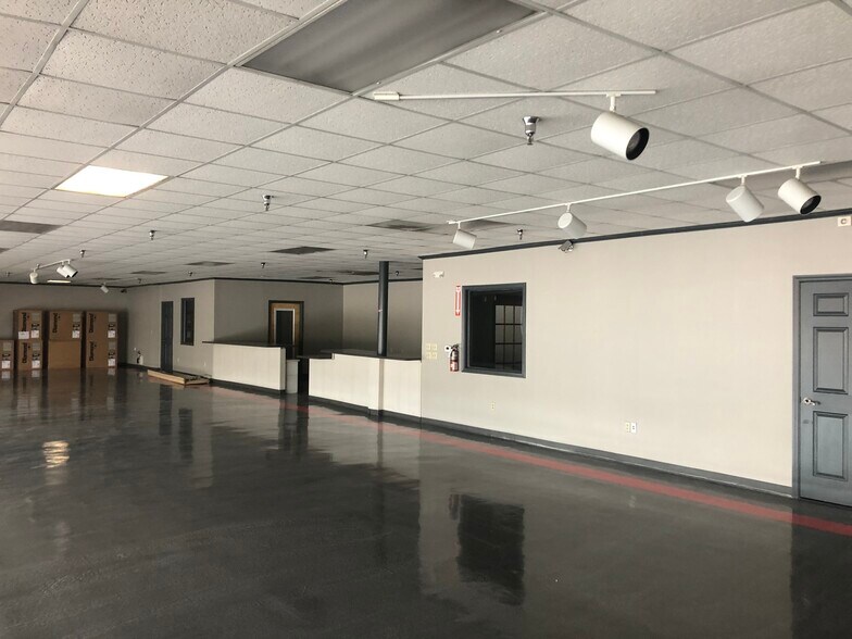 5227 Middlebrook Pike, Knoxville, TN à louer - Photo intérieure - Image 2 de 5