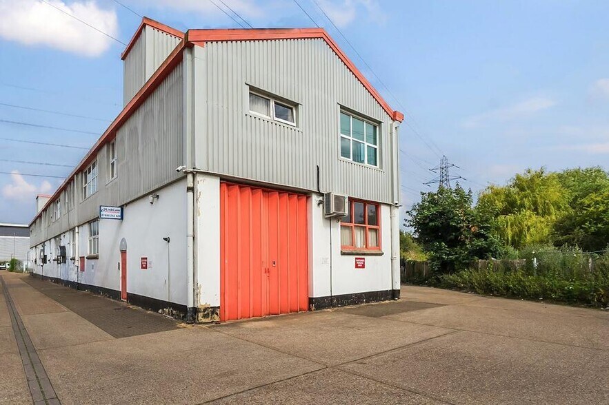 Arundel Rd, Uxbridge à louer - Photo du bâtiment - Image 2 de 27