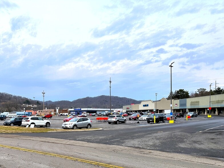 118-180 Kents Ridge Rd, Richlands, VA for lease - Building Photo - Image 3 of 7