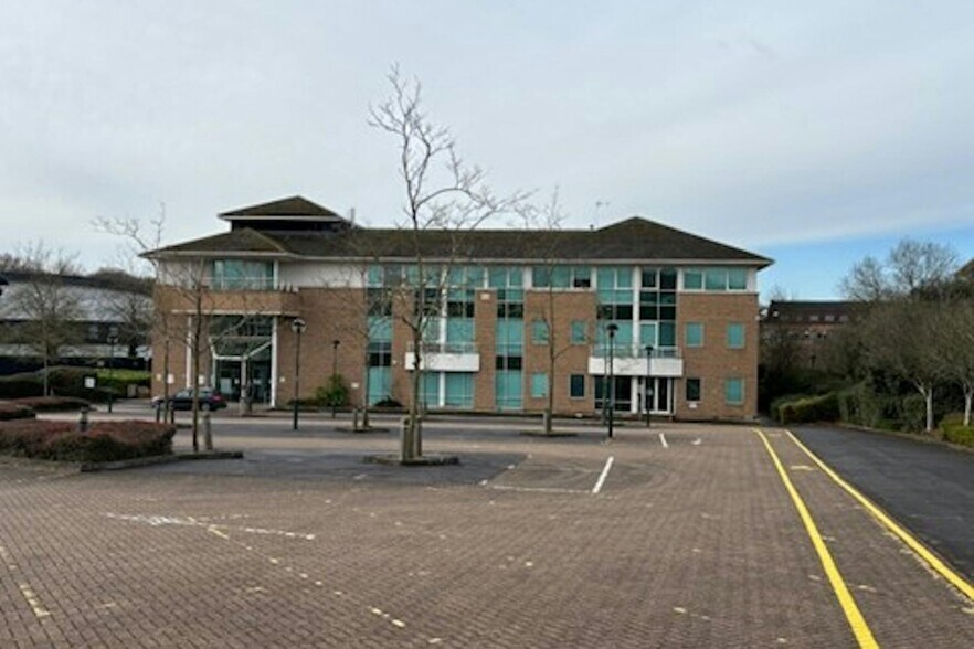 16 Bartley Way, Hook à louer - Photo du bâtiment - Image 3 de 8